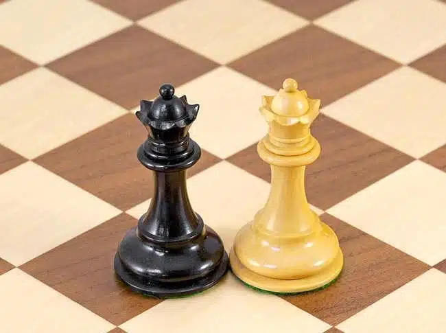 Ensemble "Highgrove" Echiquier en Bois d'Erable et de Noyer, Jeu d'Echecs en Buis de Buis Ebonisé & Coffret de Rangement en Placage de Racine