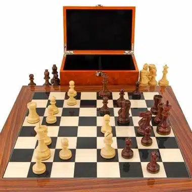 Ensemble "Supreme" Echiquier en Bois de Rose, Jeu d'Echecs en Bois de Rose et de Buis & Coffret de Rangement en Placage de Racine