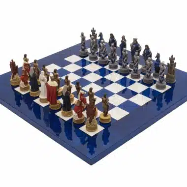 Ensemble Camelot Roi Arthur VIII Echiquier en Bois d'Erable Bleu et Jeu d'Echecs en Résine