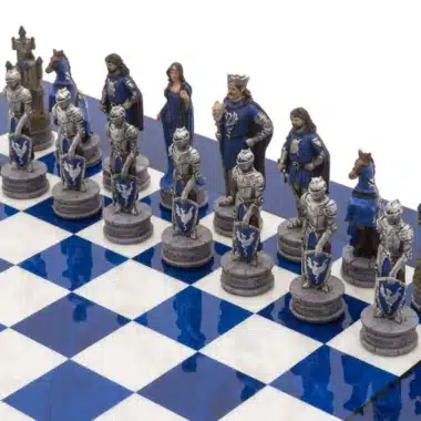 Ensemble Camelot Roi Arthur VIII, pièces en résine sur échiquier bleu et blanc