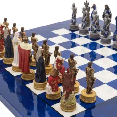Vue d'ensemble en angle des armées rouge et bleue déployées sur l'échiquier Camelot