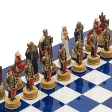 Rangée de pions soldats dorés et pièces royales alignées sur l'échiquier bleu