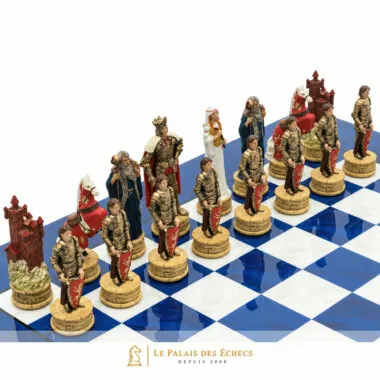 Rangée de pions soldats dorés et pièces royales alignées sur l'échiquier bleu