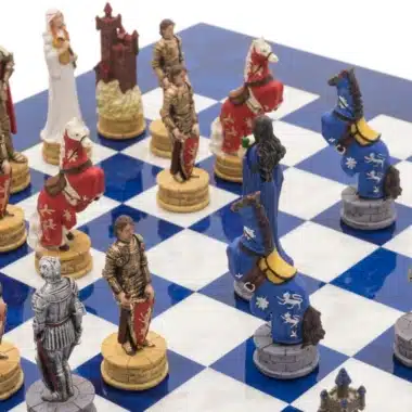 Vue rapprochée des cavaliers et chevaliers rouges et bleus face à face sur l'échiquier