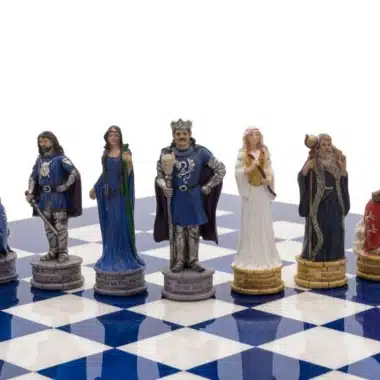 Pièces royales Camelot : roi, reine, chevaliers et magicien alignés sur l'échiquier