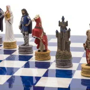 Alternative view of Ensemble Camelot Roi Arthur VIII Echiquier en Bois d'Erable Bleu et Jeu d'Echecs en Résine