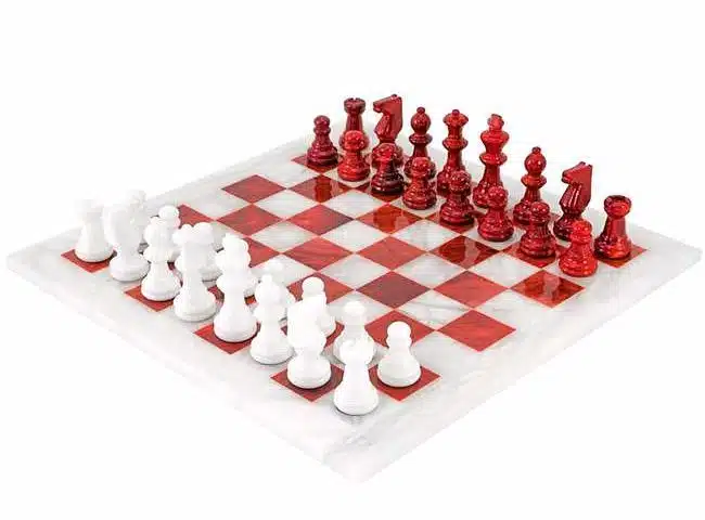 Ensemble complet échiquier et jeu d'échecs en marbre rouge et blanc, vue d'ensemble
