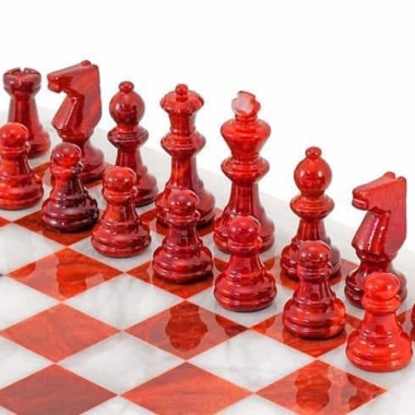 Ensemble "Rouge et Blanc" Echiquier et Jeu d'Echecs en Albâtre de Volterra