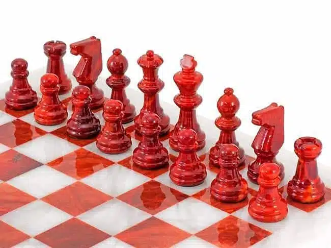 Pièces d'échecs rouges en marbre disposées sur l'échiquier, vue rapprochée