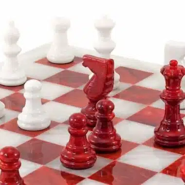 Détail des pièces blanches et rouges en marbre en milieu de partie