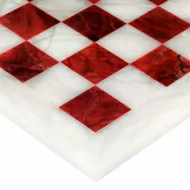 Coin de l'échiquier en marbre rouge et blanc, détail des cases