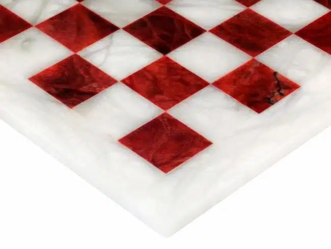 Coin de l'échiquier en marbre rouge et blanc, détail des cases