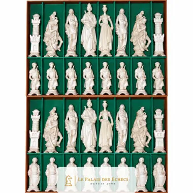 Pièces d'échecs Renaissance sculptées alignées dans leur coffret vert