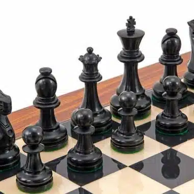 Pièces en ébène noir du jeu Supreme II avec la base feutrée verte visible