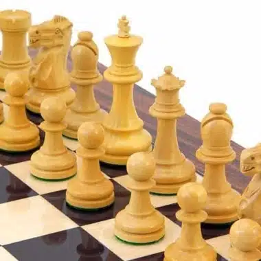 Pièces en buis clair du jeu Supreme II alignées sur l'échiquier en érable