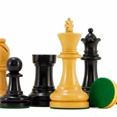 Pièces d'échecs en ébène et buis, feutrine verte visible sous la base