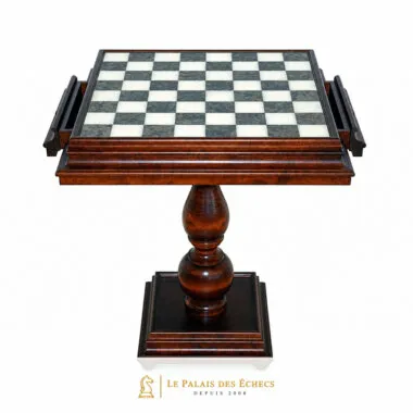 Table échiquier de luxe en hêtre, plateau en marbre de Carrare et albâtre, vue d'ensemble