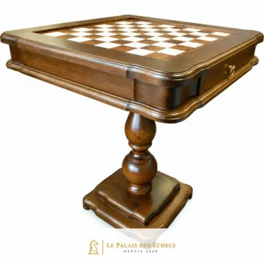 Table échiquier classique sur pied central en bois tourné, vue d'ensemble