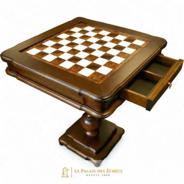 Table échiquier avec tiroir de rangement ouvert montrant des compartiments