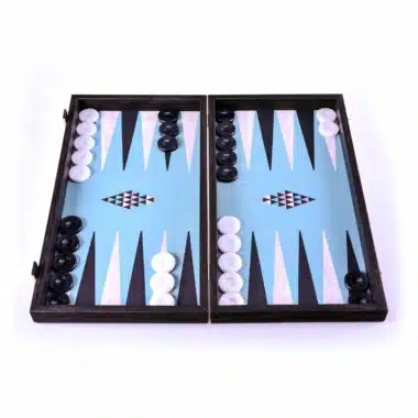 Backgammon Géométrique Créatif avec pions noirs et blancs disposés sur le plateau