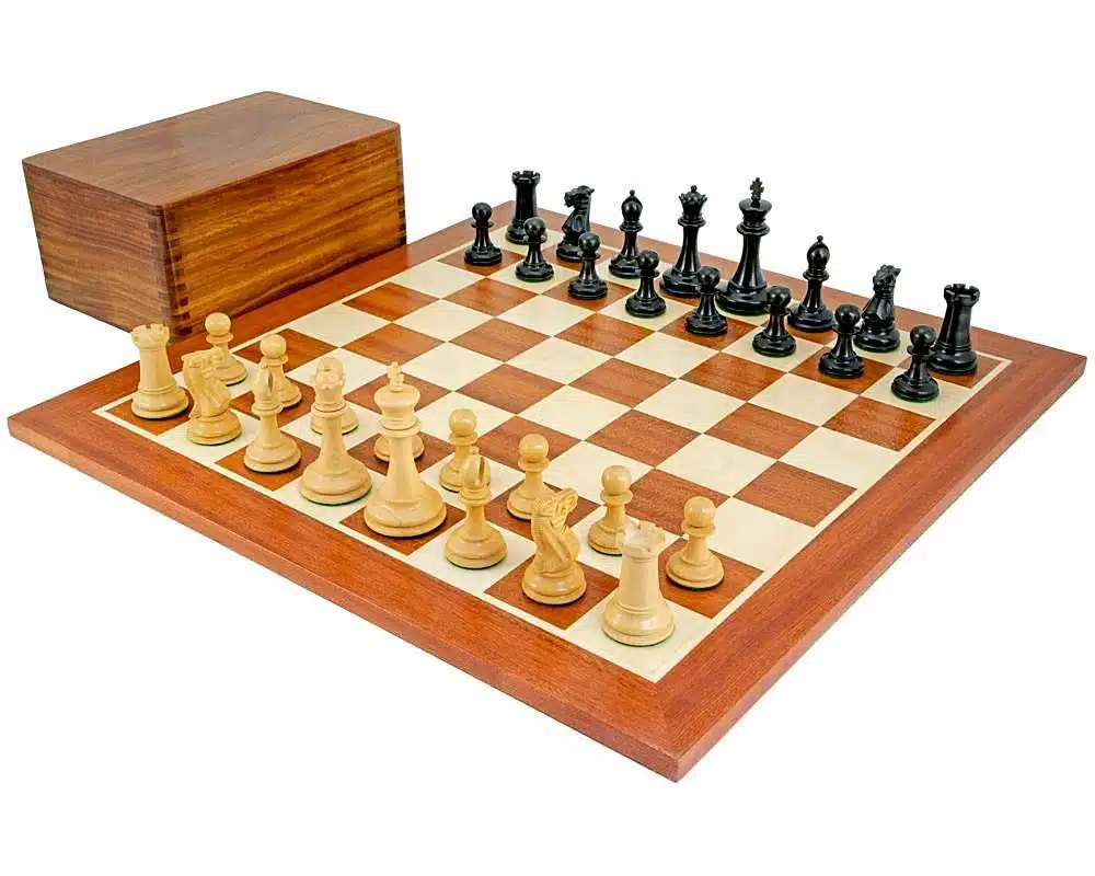 Ensemble Vieil Anglais Echiquier en Bois d'Acajou, Jeu d'Echecs en Bois d'Ebène et Buis & Coffret de Rangement en Bois de Rose Doré