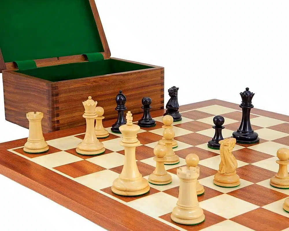 Ensemble Vieil Anglais Echiquier en Bois d'Acajou, Jeu d'Echecs en Bois d'Ebène et Buis & Coffret de Rangement en Bois de Rose Doré – Image 2