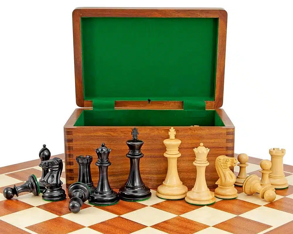 Ensemble Vieil Anglais Echiquier en Bois d'Acajou, Jeu d'Echecs en Bois d'Ebène et Buis & Coffret de Rangement en Bois de Rose Doré – Image 3
