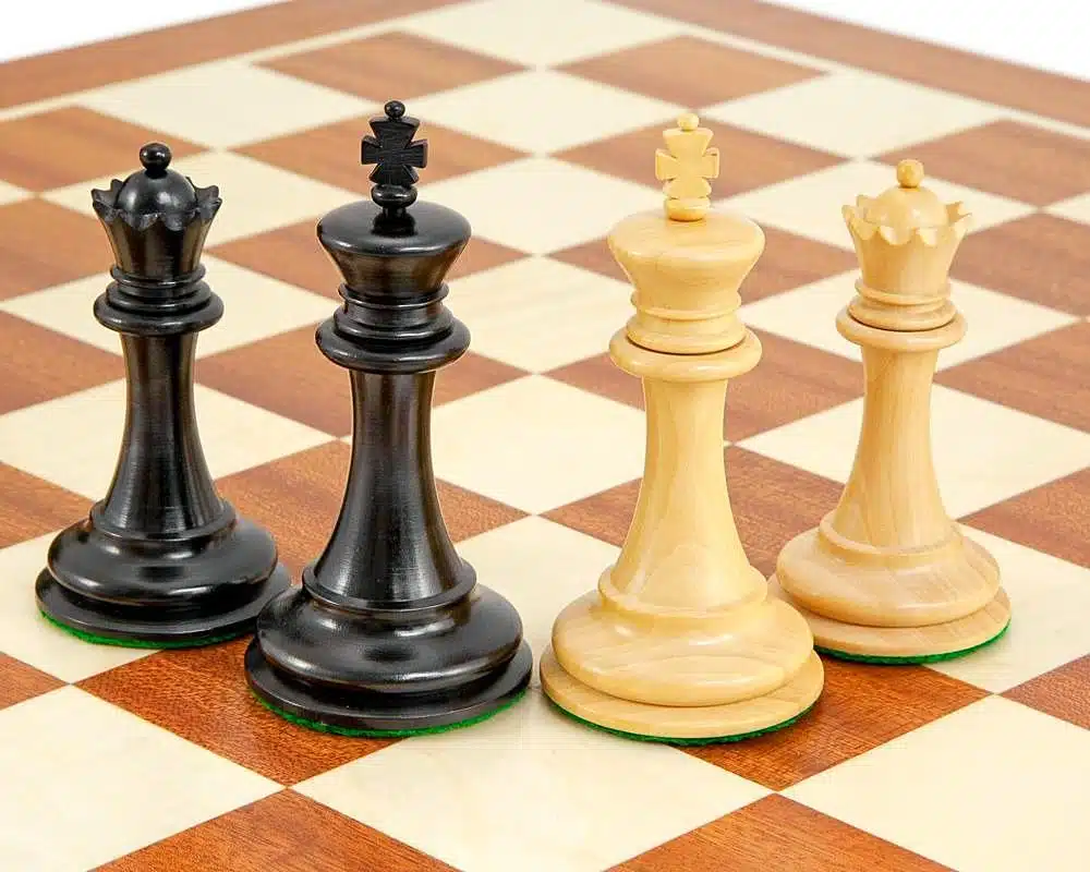 Ensemble Vieil Anglais Echiquier en Bois d'Acajou, Jeu d'Echecs en Bois d'Ebène et Buis & Coffret de Rangement en Bois de Rose Doré – Image 4