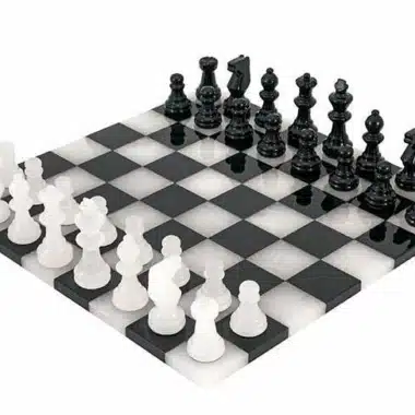 Ensemble "Noir et Blanc" Echiquier et Jeu d'Echecs en Albâtre de Volterra