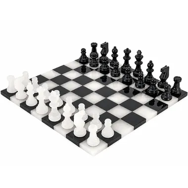 Ensemble complet en marbre noir et blanc, pièces et échiquier vus de face