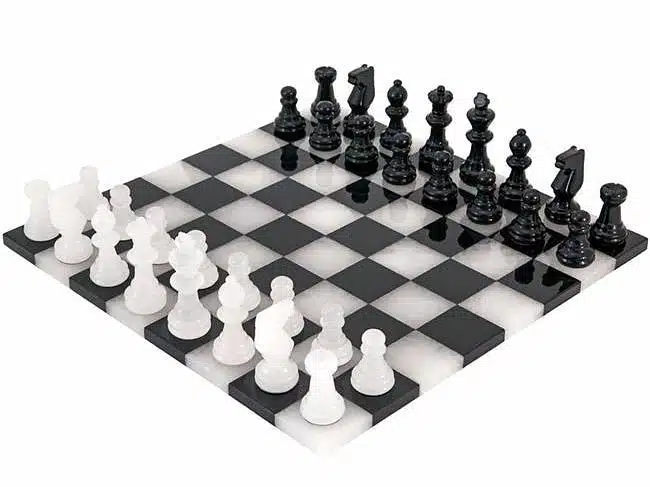 Ensemble "Noir et Blanc" Echiquier et Jeu d'Echecs en Albâtre de Volterra