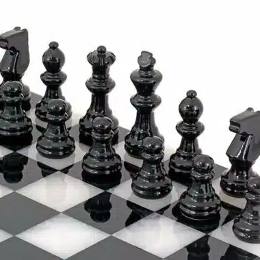 Ensemble "Noir et Blanc" Echiquier et Jeu d'Echecs en Albâtre de Volterra
