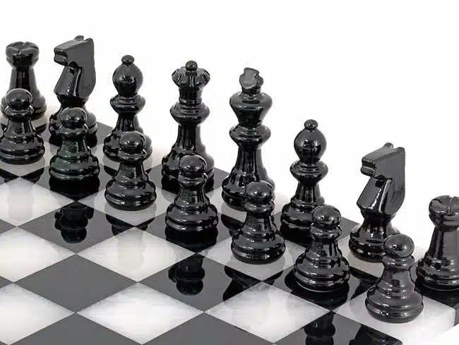 Ensemble "Noir et Blanc" Echiquier et Jeu d'Echecs en Albâtre de Volterra