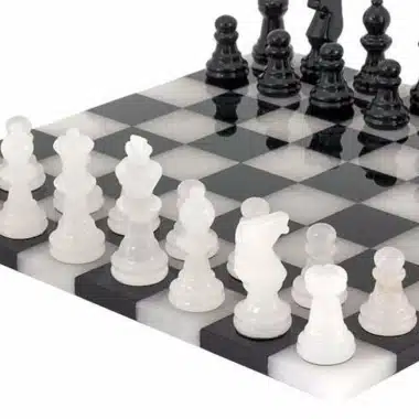 Ensemble "Noir et Blanc" Echiquier et Jeu d'Echecs en Albâtre de Volterra