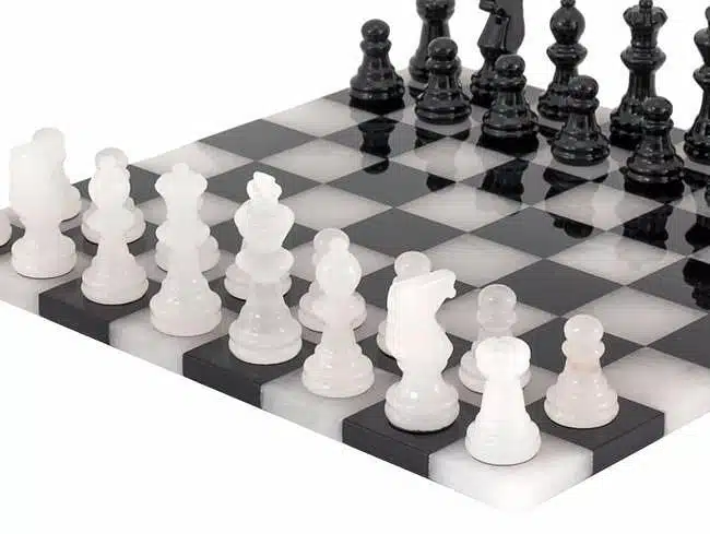 Ensemble "Noir et Blanc" Echiquier et Jeu d'Echecs en Albâtre de Volterra