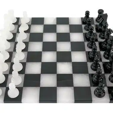 Ensemble "Noir et Blanc" Echiquier et Jeu d'Echecs en Albâtre de Volterra