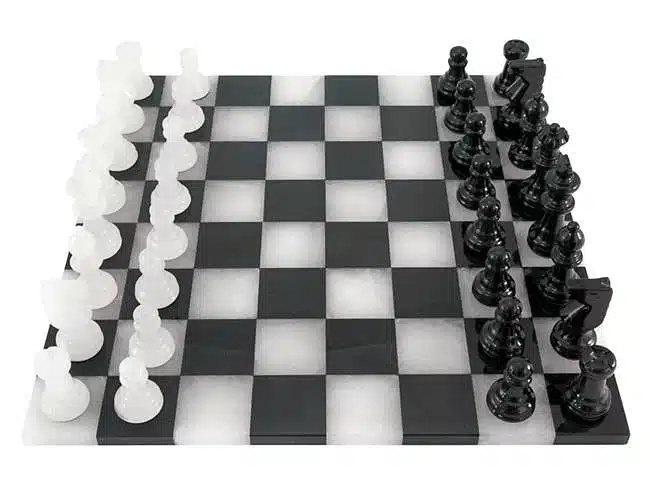 Ensemble "Noir et Blanc" Echiquier et Jeu d'Echecs en Albâtre de Volterra