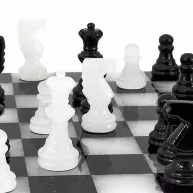 Ensemble "Noir et Blanc" Echiquier et Jeu d'Echecs en Albâtre de Volterra