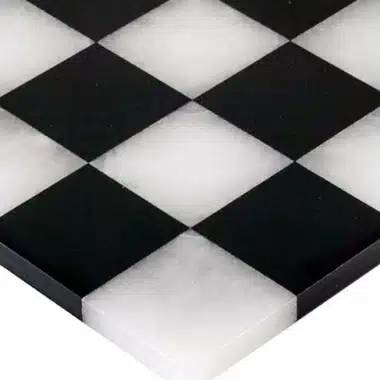 Ensemble "Noir et Blanc" Echiquier et Jeu d'Echecs en Albâtre de Volterra