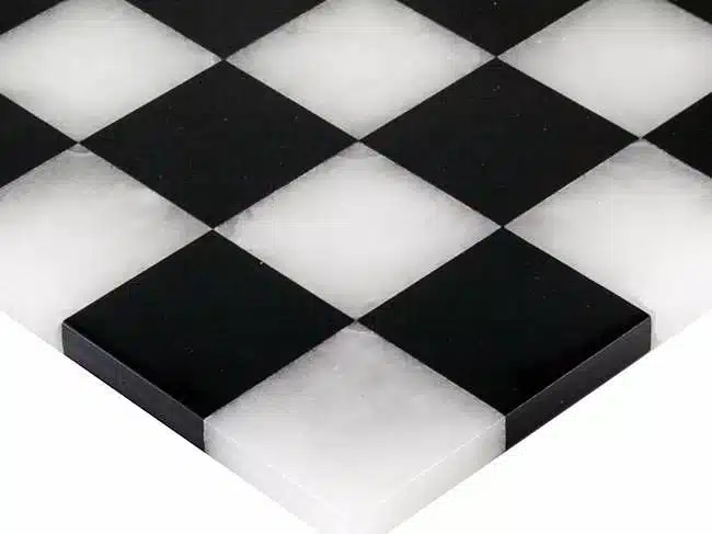 Ensemble "Noir et Blanc" Echiquier et Jeu d'Echecs en Albâtre de Volterra
