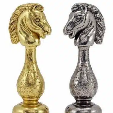 Ensemble Arabic Style VI Echiquier en Bois de Rose et d'Erable et Jeu d'Echecs en Métal Plaqué Or et Argent – Image 5