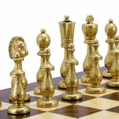 Ensemble Arabic Style VI Echiquier en Bois de Rose et d'Erable et Jeu d'Echecs en Métal Plaqué Or et Argent – Image 6