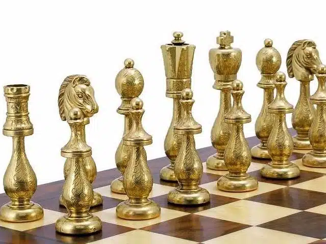 Ensemble Arabic Style VI Echiquier en Bois de Rose et d'Erable et Jeu d'Echecs en Métal Plaqué Or et Argent – Image 6