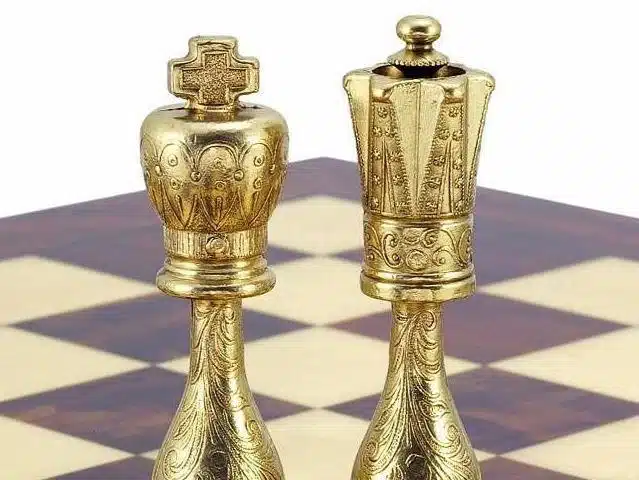 Ensemble Arabic Style VII Echiquier en Aluminium et Cuir Véritable et Pièces d'Echecs en Métal Plaqué Or/Argent – Image 6