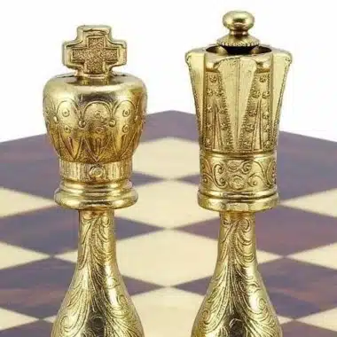 Ensemble Arabic Style VI Echiquier en Bois de Rose et d'Erable et Jeu d'Echecs en Métal Plaqué Or et Argent – Image 8
