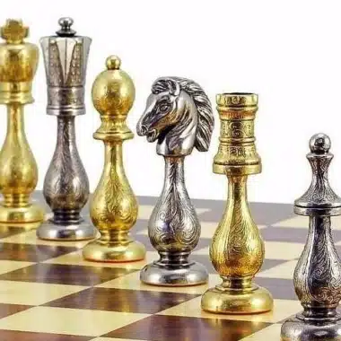 Ensemble Arabic Style VI Echiquier en Bois de Rose et d'Erable et Jeu d'Echecs en Métal Plaqué Or et Argent – Image 7