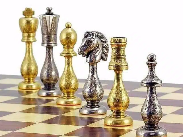 Ensemble Arabic Style VI Echiquier en Bois de Rose et d'Erable et Jeu d'Echecs en Métal Plaqué Or et Argent – Image 7