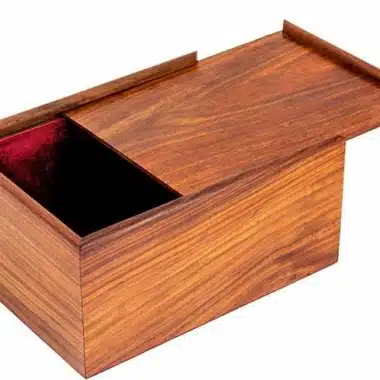 Coffret de rangement en bois de rose doré, couvercle coulissant entrouvert