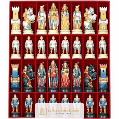 Jeu d'échecs Bergame rangé dans son coffret, pièces peintes médiévales alignées