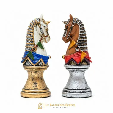 Deux cavaliers en résine peinte, têtes de cheval blanc et marron